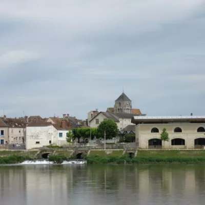 Etienne Baudon / Cosne-Cours-sur-Loire : embouchure du Nohain, salle de la Chaussade et église Saint-Jacques<br>Etienne Baudon / Cosne-Cours-sur-Loire : embouchure du Nohain, salle de la Chaussade et église Saint-Jacques