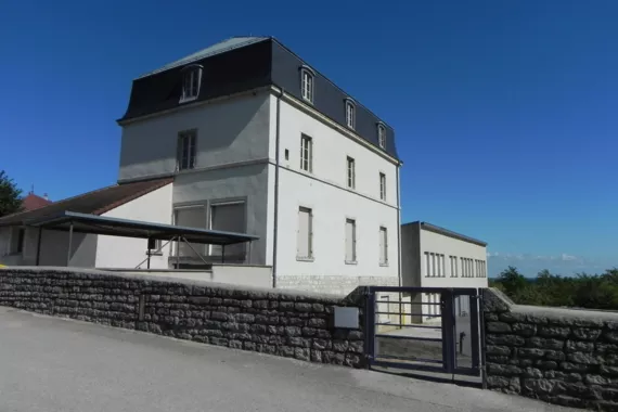 Groupe scolaire Beaufort-Orbagna (39) livré en 2001 - F. Faucher arch. / photo 2015 caue39