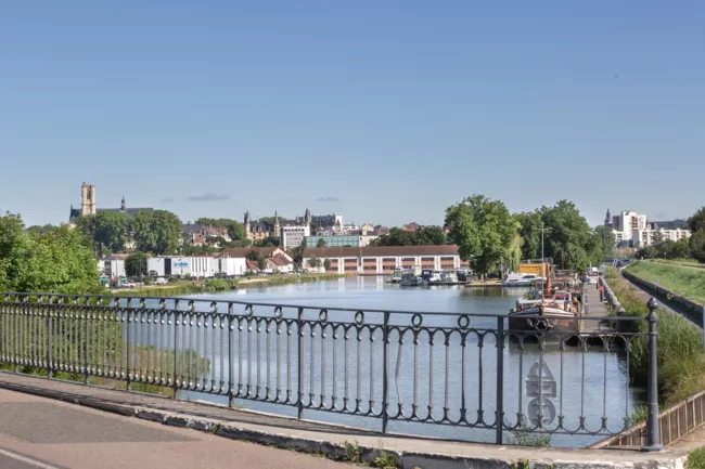 Vue sur le port de la Jonction depuis le pont de la route de Sermoise