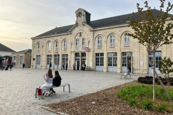 Gare de Dole (39) - Façade Sud Bâtiment voyageurs et parvis  - Photo caue39 2023 12 oct