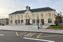 Gare de Dole (39) - Façade Sud Bâtiment voyageurs et parvis  - Intermodalité Bus Vélos - Photo caue39 2023 12 octobre 