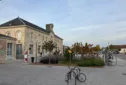 Gare de Dole (39) - Façade Sud Bâtiment voyageurs et parvis  - Intermodalité Bus Vélos Voitures - Photo caue39 2023 12 octobre 