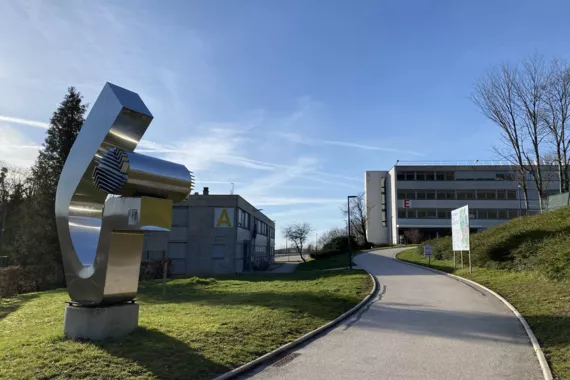 Cité scolaire Victor-Considérant, salins-les-bains (39) - Sculpture d'Edgar Pillet au premier plan - photo 2022