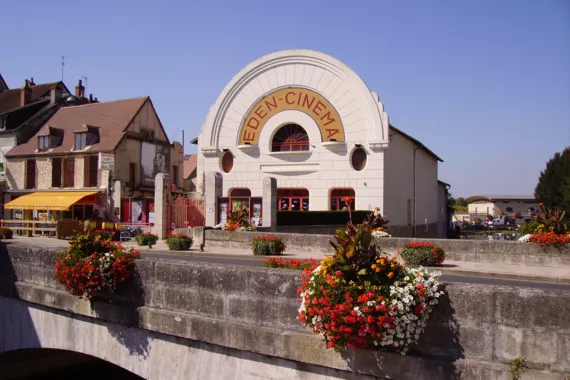 Éden Cinéma, Cosne-Cours-sur-Loire, façade principale - JPC24M / Éden Cinéma, style Art déco, Cosne-Cours-sur-Loire