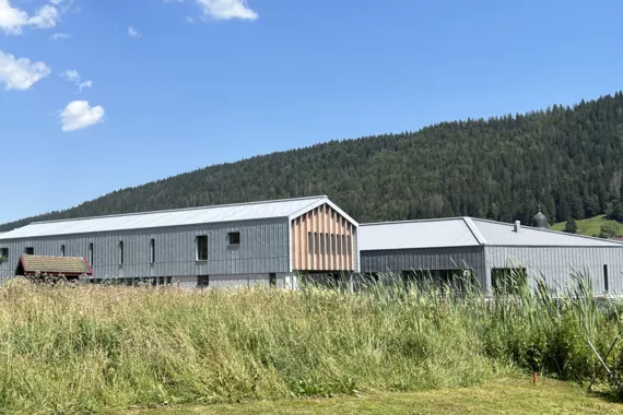 Groupe scolaire Au fil de l'Orbe, Bois d'Amont (39) - Agence AUM architectes / Photo 2023