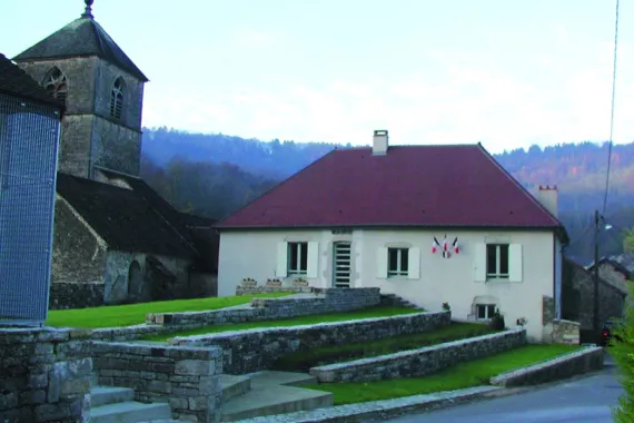 Revigny (39) - Aménagement Coeur de bourg - 2005 - Eglise - Mairie - Espaces publics / Frédéric Bois architecte / phot. 2005 caue39