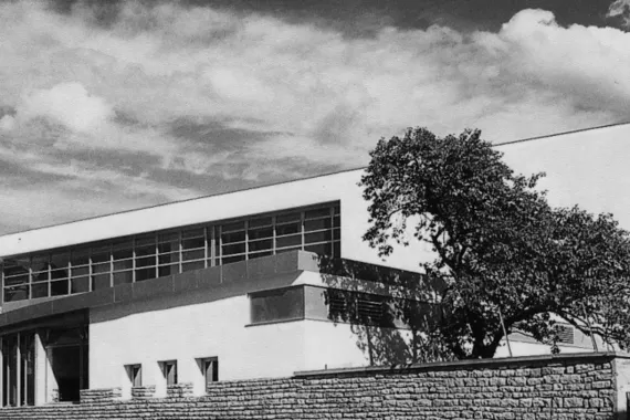 Bâtiments d'enseignement Sainte-Marie - Lons-le-Saunier (39) 1995 - Collège et lycée - Détail escalier - Reichardt-Ferreux architectes - 1995 caue39